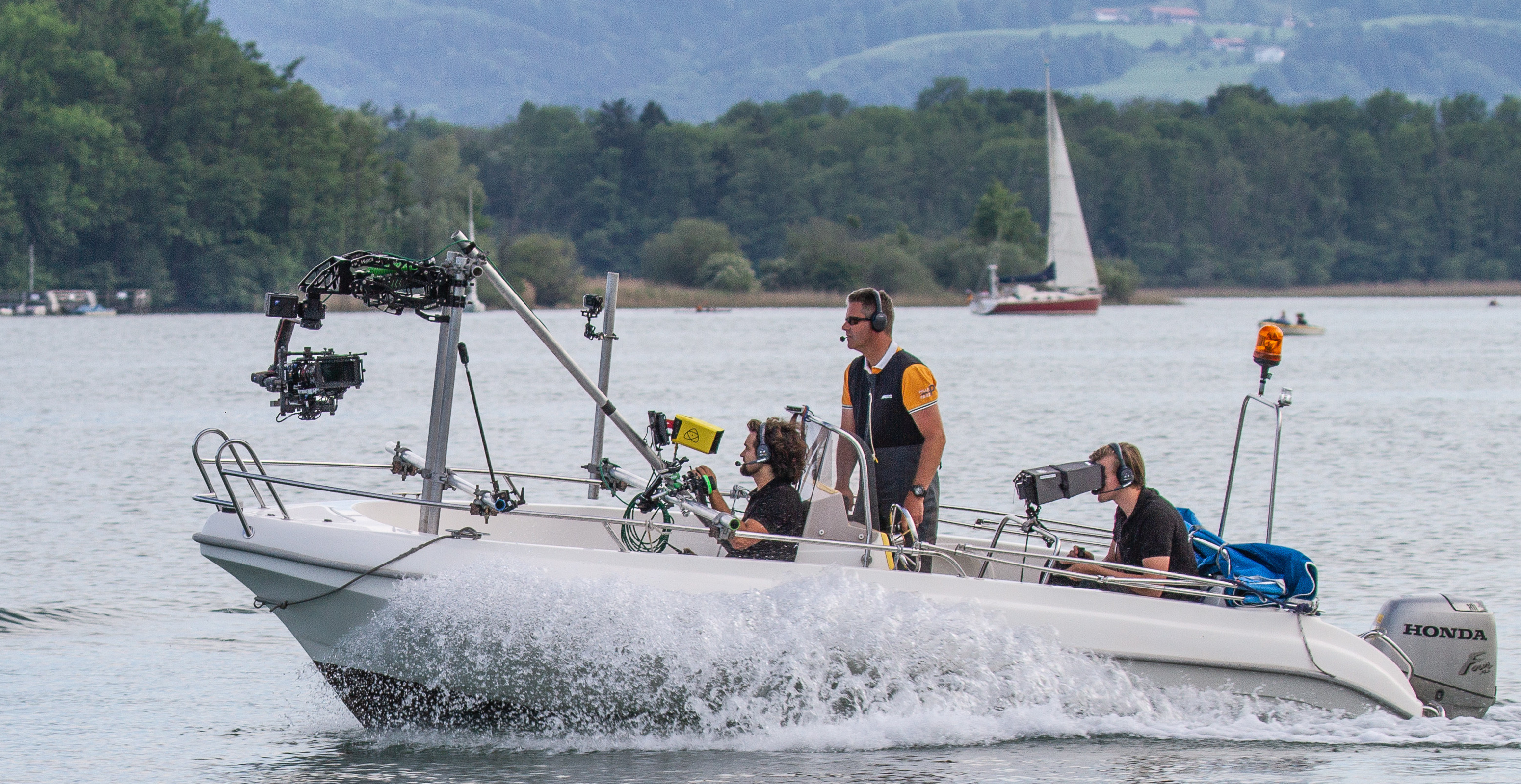 Kameraboot Fahraufnahmen auf dem Chiemsee, Bayern Drohnenteam und Driving scene autoaufnahmen Fahraufnahmen Boot rigging Car2car DJI Ronin 2 rigging setup MotoCrane Russian Arm Black Arm Shotover