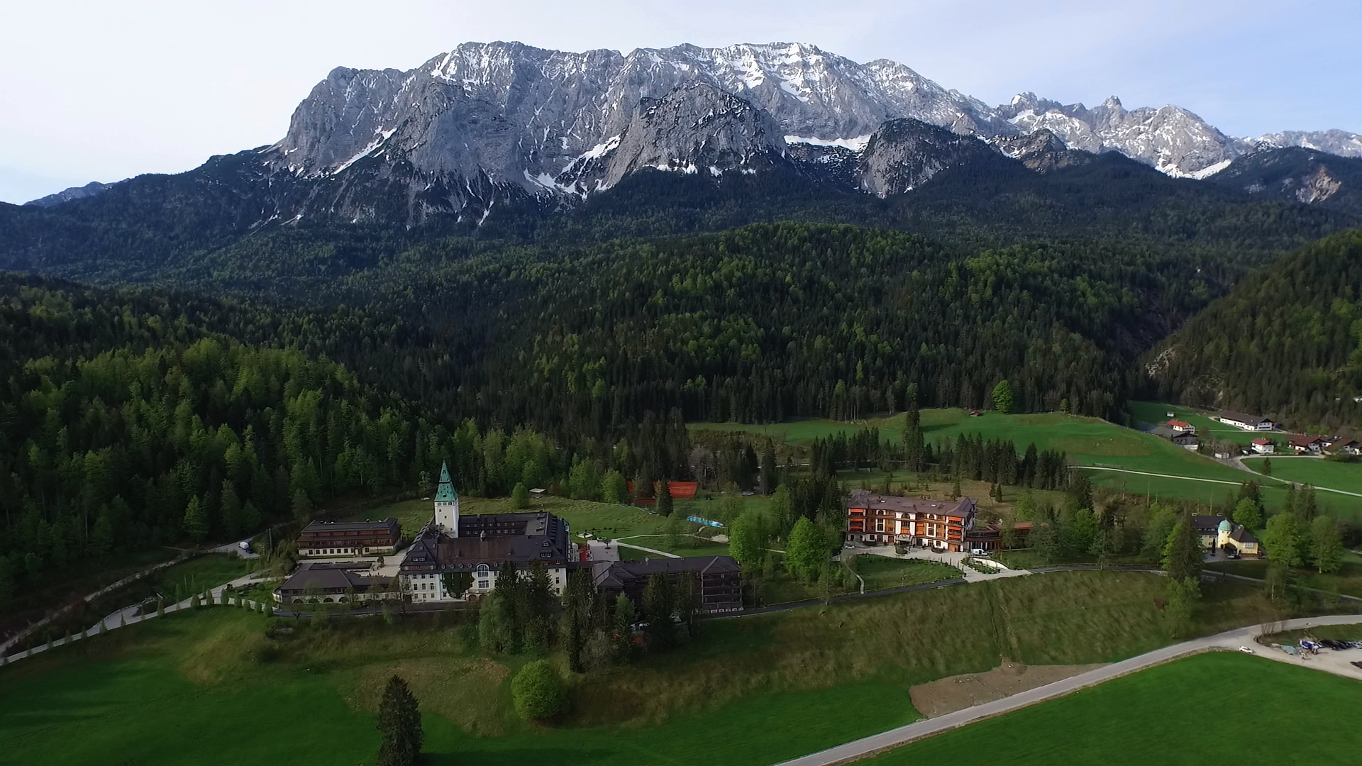 Luftaufnahme Schloss Elmau Drohne, Drohnenpilot aus München fliegt Alexa Mini RED Epic Hexakopter Quadrokopter camera operator aerial dron epilot Schloss Elmau Drohnenflug G7 Multikopter Pilot profi Drohnenteam München RED Epic 8K Flugaufnahmen LED drone aerial drone team munich germany inspire x5