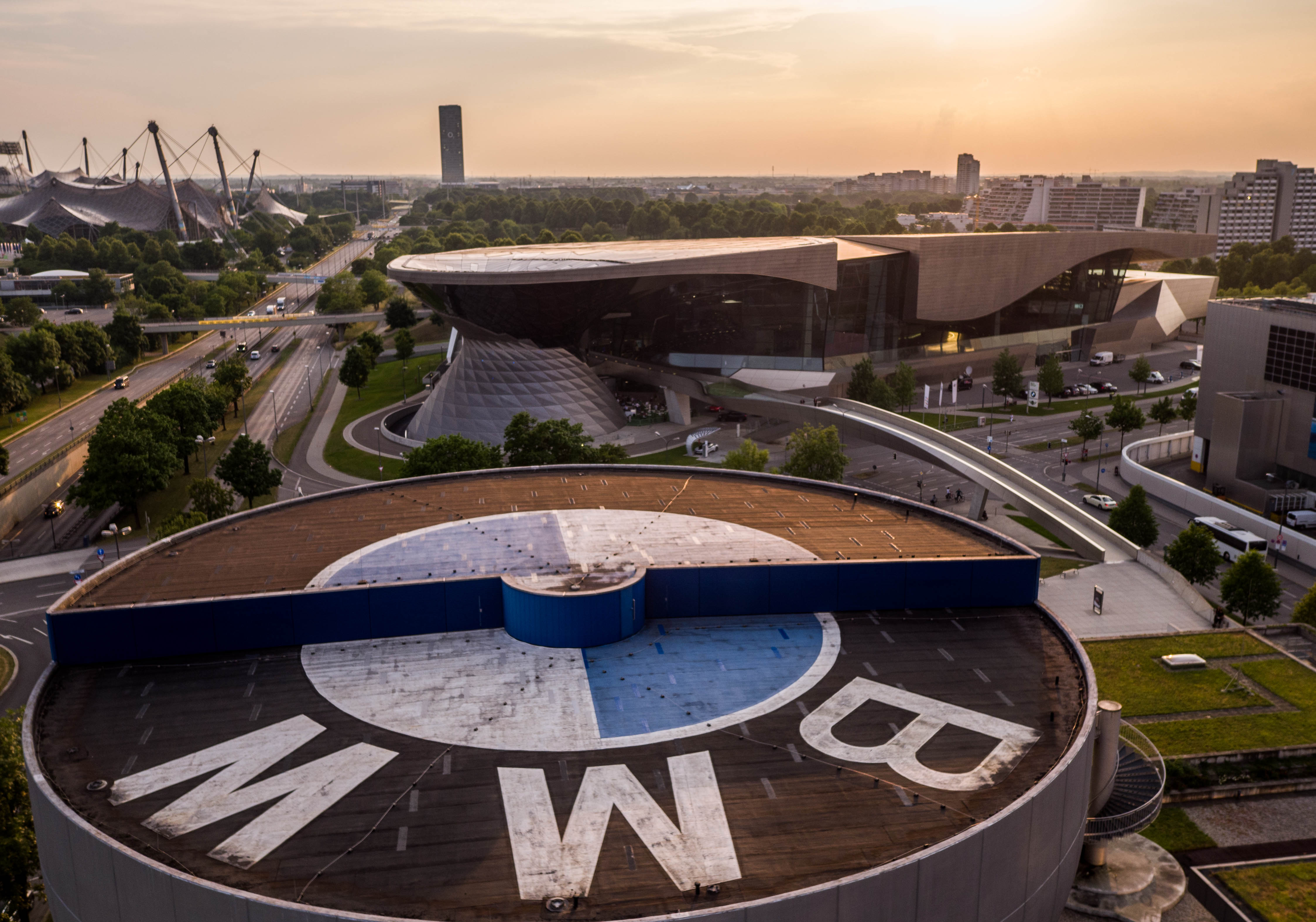 BMW Welt Luftaufnahmen Drohne multikopterpilot luftaufanhemn münchen aerial drone team germany red epic