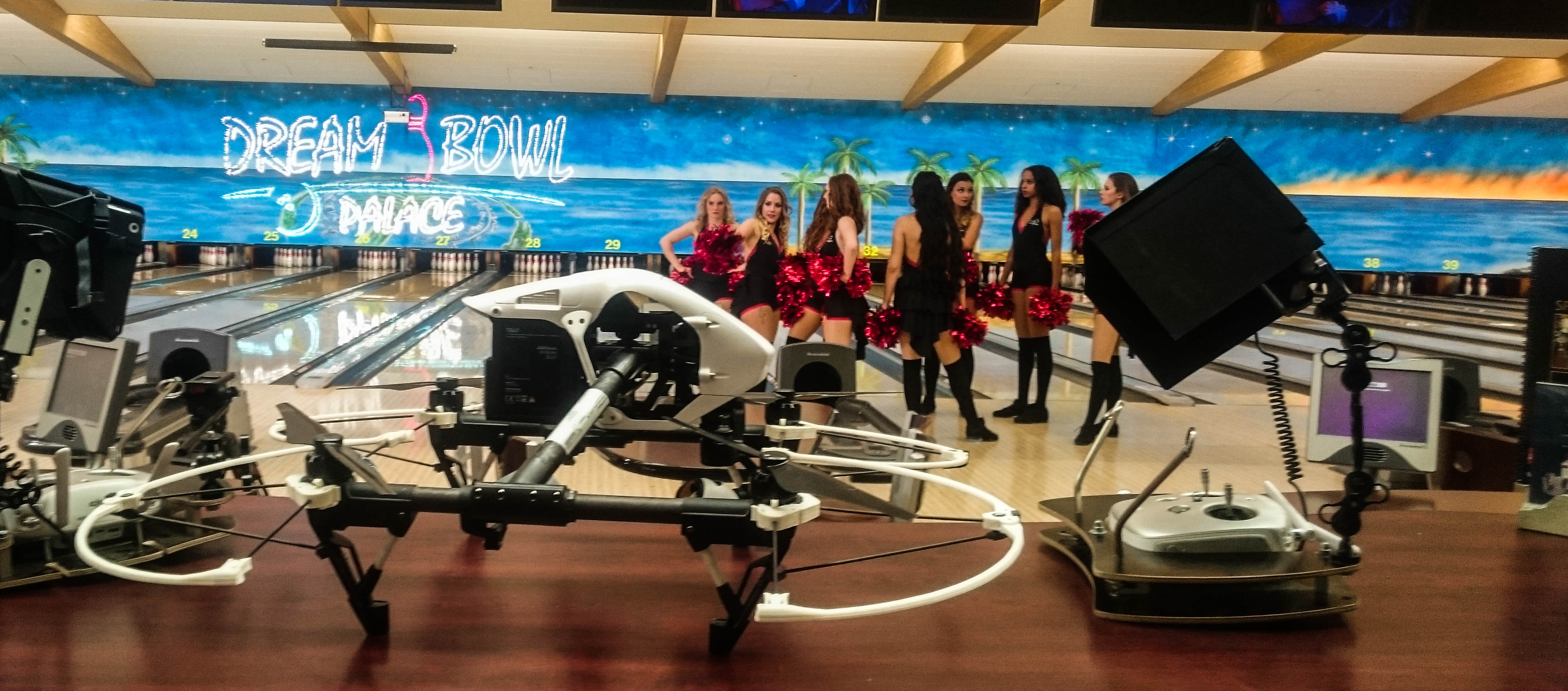 DJI Inspire indoor flugaufnahmen filmproduktion TV Show Alexa Mini Drohnenteam münchen red epic hexakopter aerial drone team dji osmo inspire phantom Indoor Drohne Flugaufnahmen aerolution.tv DJI Inspire X5 Drohnen team münchen flugaufnahmen werbefilme led modul kopter hexakopter matrice 600 pro 150.000 lumen showeffekte