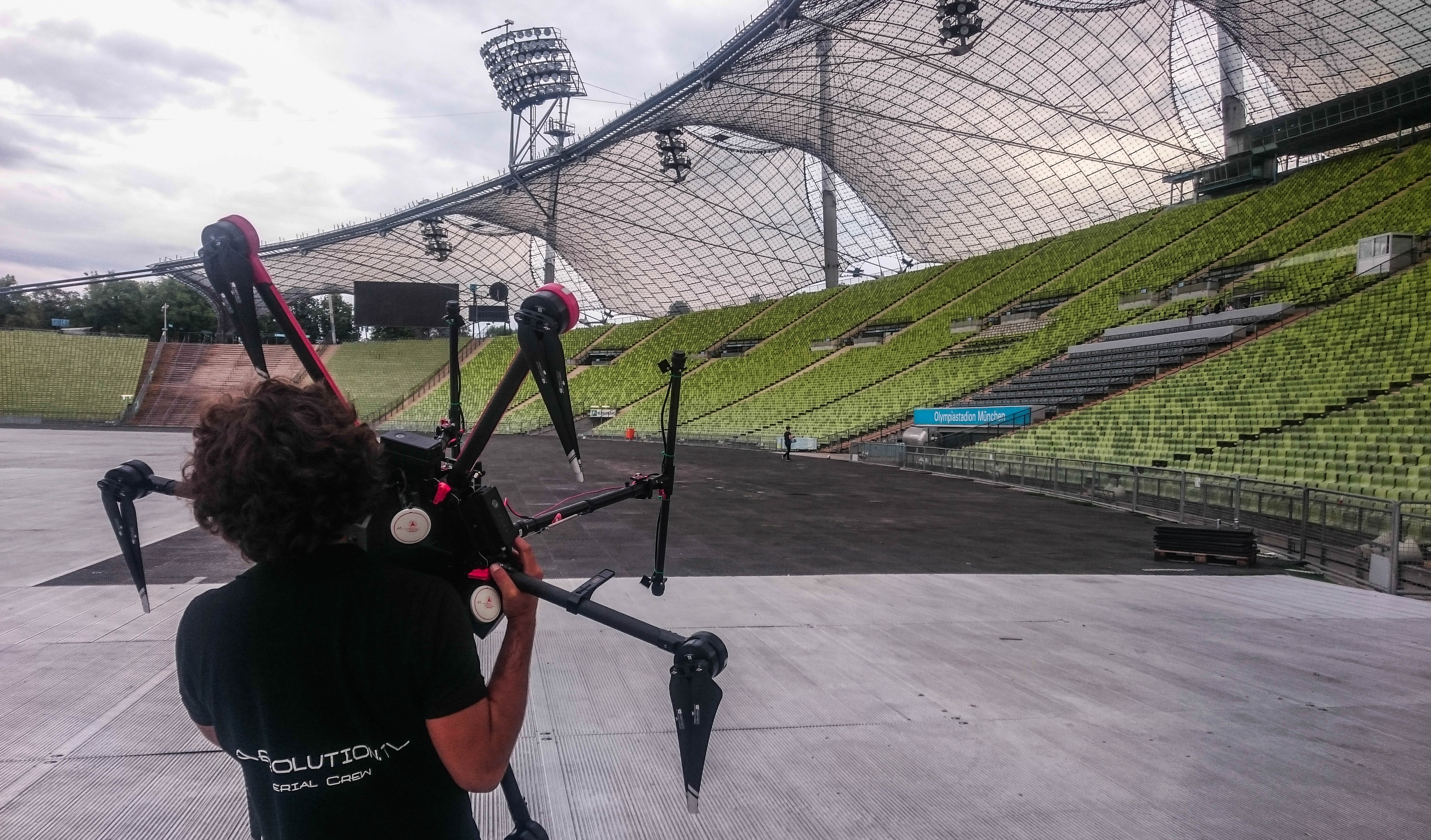 Multikopter Team München Aerolution.tv bei Dreharbeiten mit Hexakopter Aerial drone team munich drohnen team münchen 360 panorma luftaufnahmen drohnendienstleister led drohne multikopter hexakopter