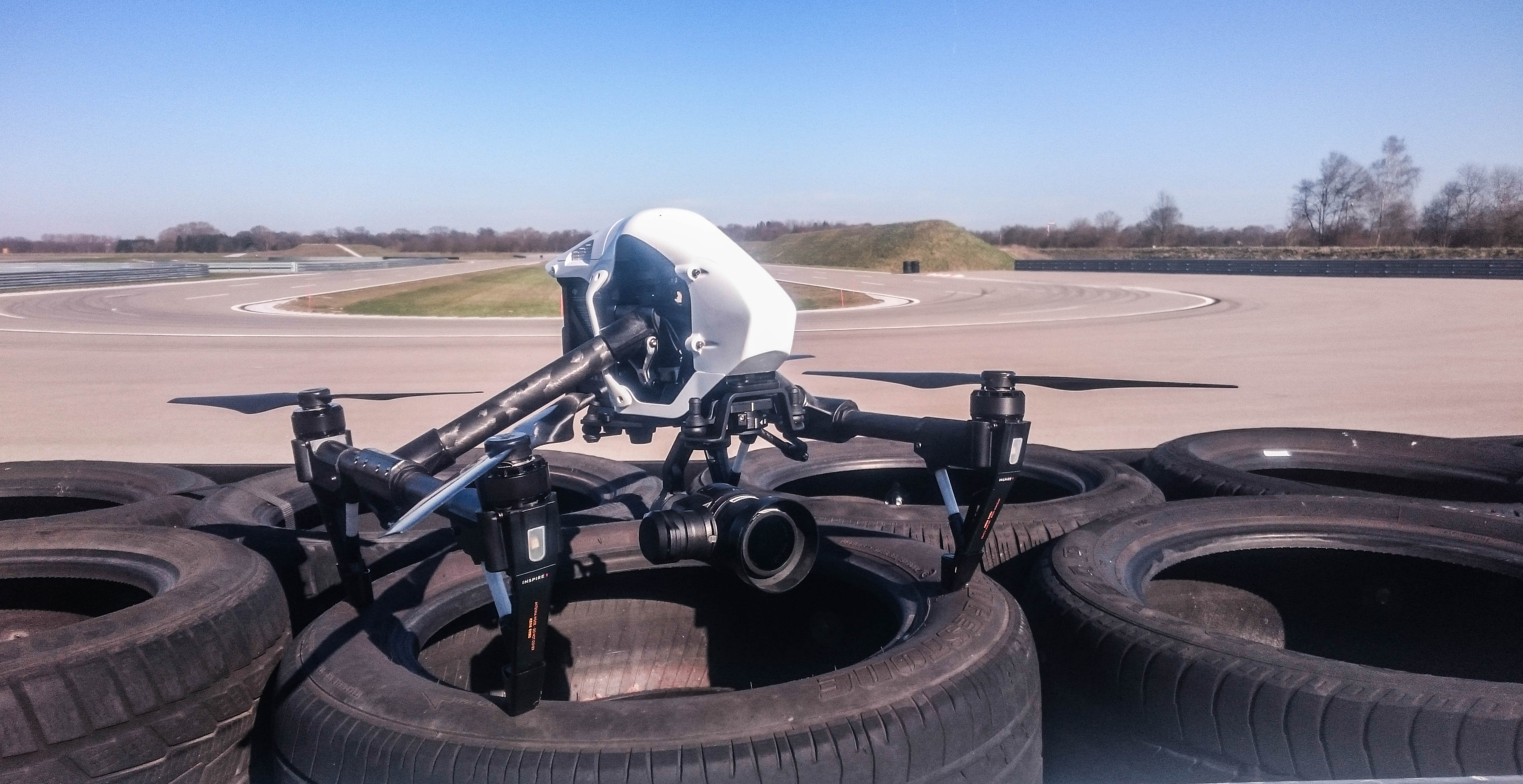 DJI Inspire X5 Drohne aerolution.tv Audi e-Tron Vision Gran Turismo making of Neuburg an der Donau Filmproduktion Flugaufnahmen Drohne Drohnenpilot Drohnenteam München aerial drone teammunich germany 360° VR Panorma moving lights LED drohne 150.000 lumen led spot gerichtetes drohnen licht suchscheinwerfer