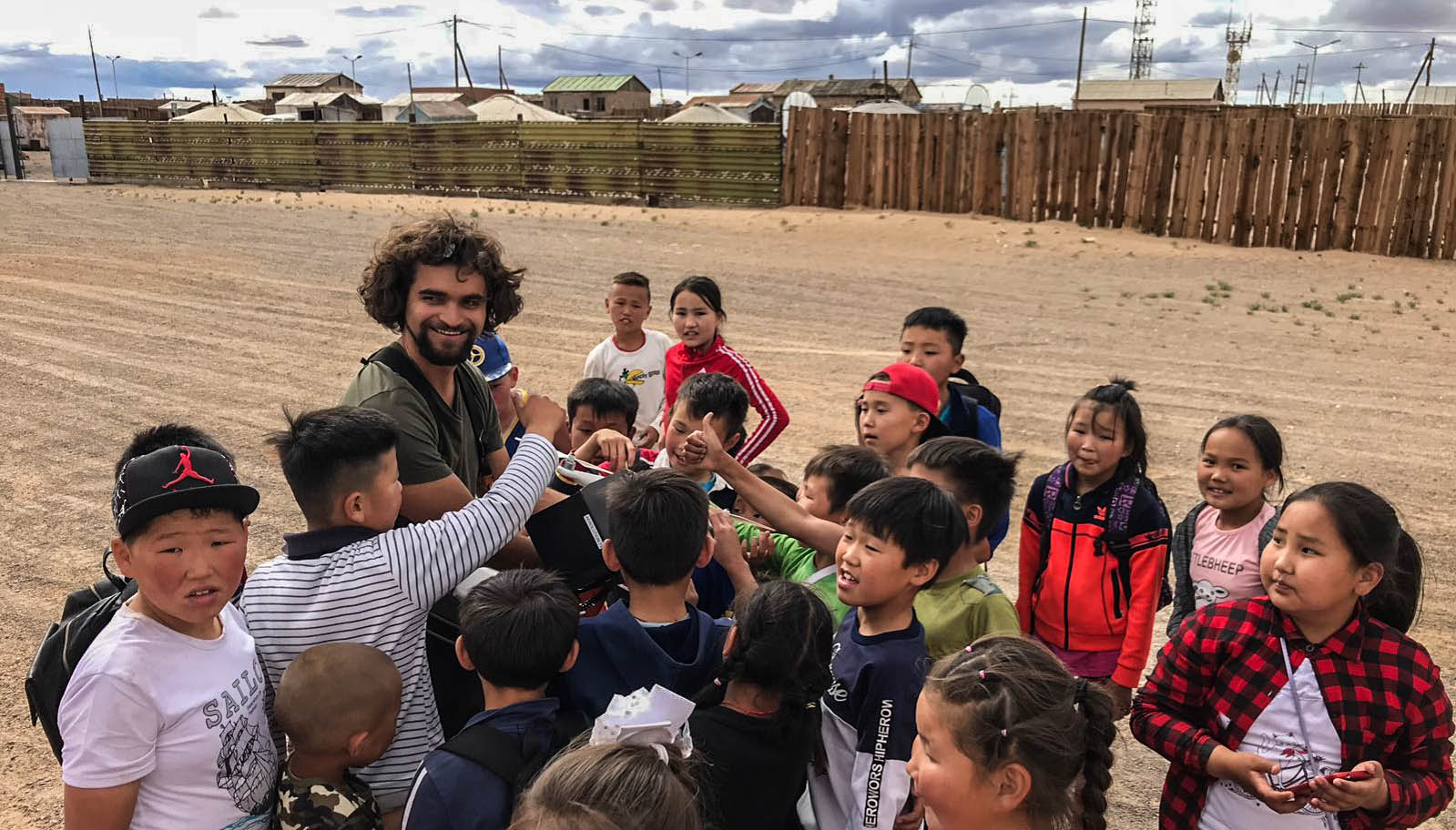 Lukas Maurer aerial drone pilot cinematography GS Trophy 2018 Mongolia led drohne suchscheiwnerfer 360° fahraufanhmen car rigs car2car flugaufnahemn luftaufnahmen Drohnenpilot Lukas Maurer aerolution.tv Mongolei spielende Kinder drone pilot uav system aerial cinematography bmw gs trophy 2018