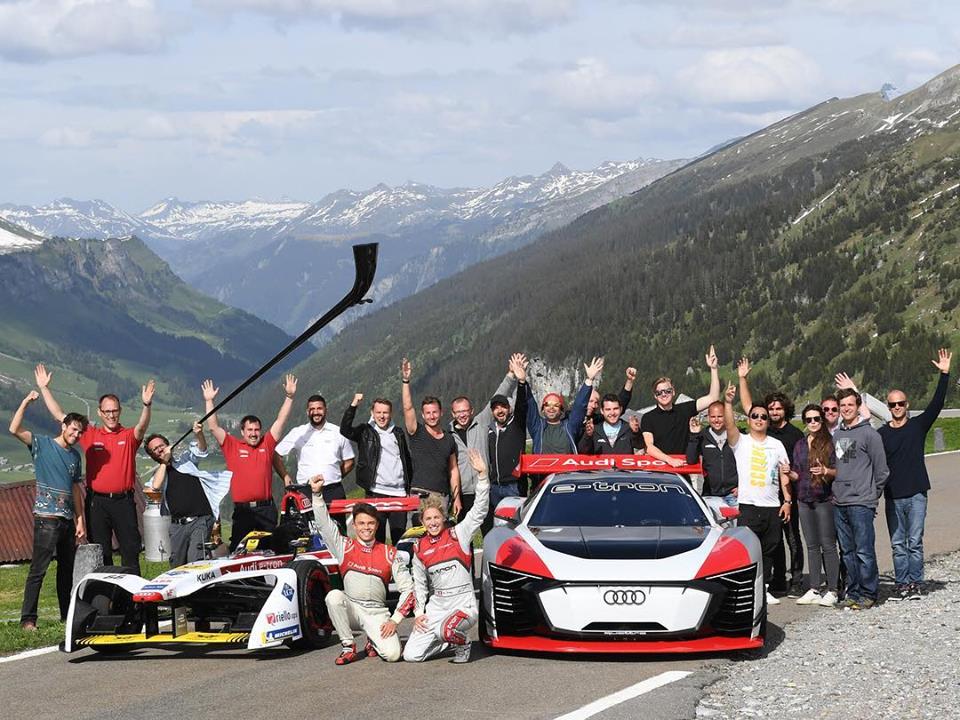 Crewfoto Dreharbeiten am Klausenpass für Audi Aerolution.tv Luftaufnahmen, Drohnenteam Car2car shotmaker Fahraufnahmen Audi Formula E Klausenpass E-tron Drohnenteam Filmproduktion crew foto Lukas Maurer Christoph Steiner Thomas Arnold Alexander Behrens Christoph Vieth Rahel Frey Enrico Lenzin
