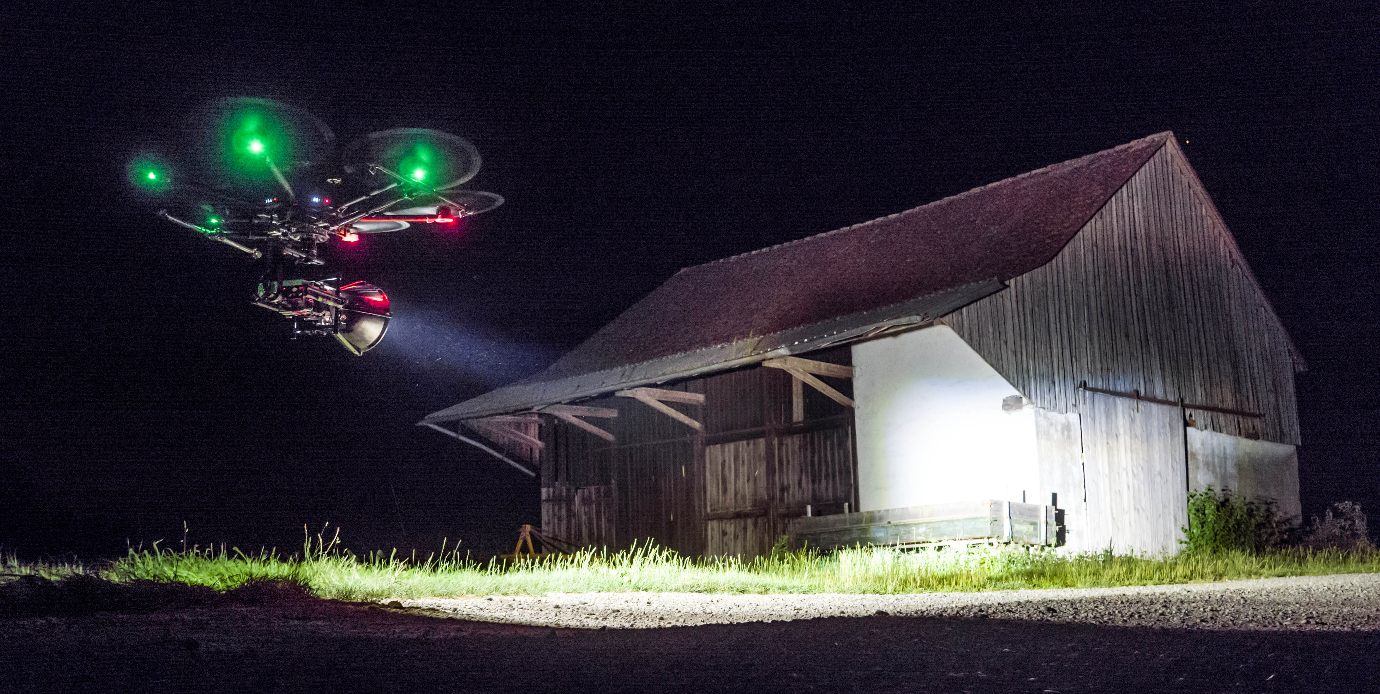 50.000 lumen led drohne licht hexakopter suchscheinwerfer search light helikopter licht nachtflug drohne mit licht scheinwerfer rescue lights drone team munich aerial cinematography drohnenpilot münchen lukas maurer aerolution.tv alexa mini red epic gh5 sony fs7 dji inspire 2 X7 360° vr fahraufnahmen rc buggy kamera fahrzeug shock absorber hypris dji matrice 600 pro gremsy h16 ronin mx 4k RAW mavic air phantom 