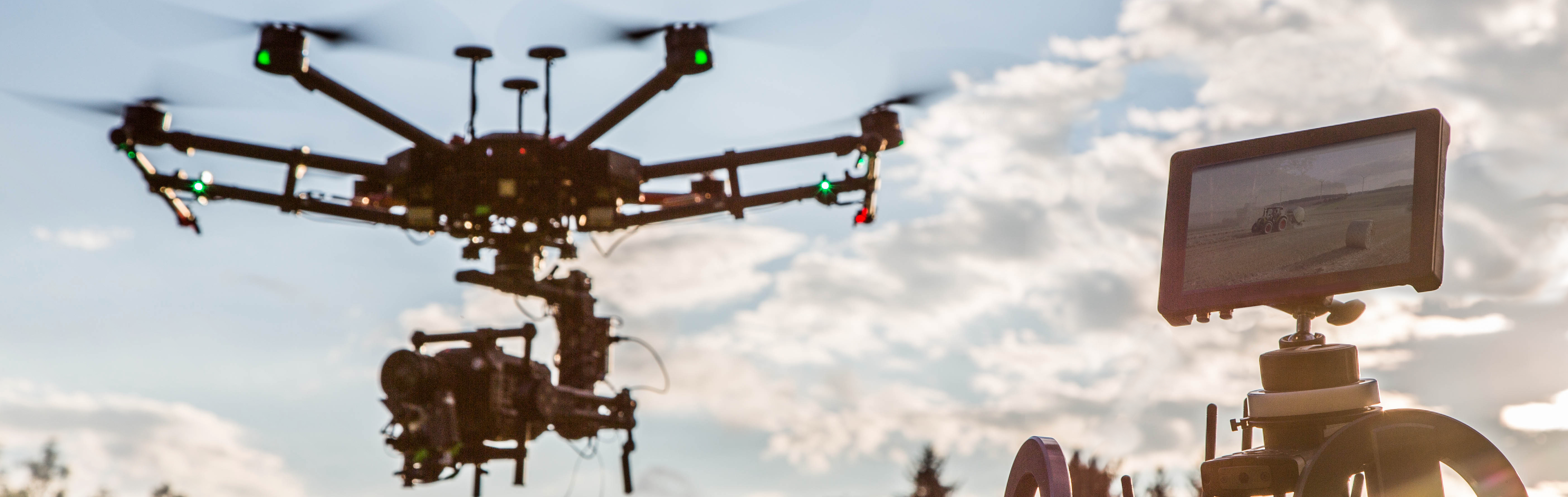 aerial team munich luftaufnahmen drohne led kopter dji Drohnendienstleister 360° PAnorma 3D VR 150.000 lumen moving drohnen licht LED Drohne München 100.000 lumen flugaufnahmen alexa red Drohnendienstleister drohnenpilot bayern profi filmcrew