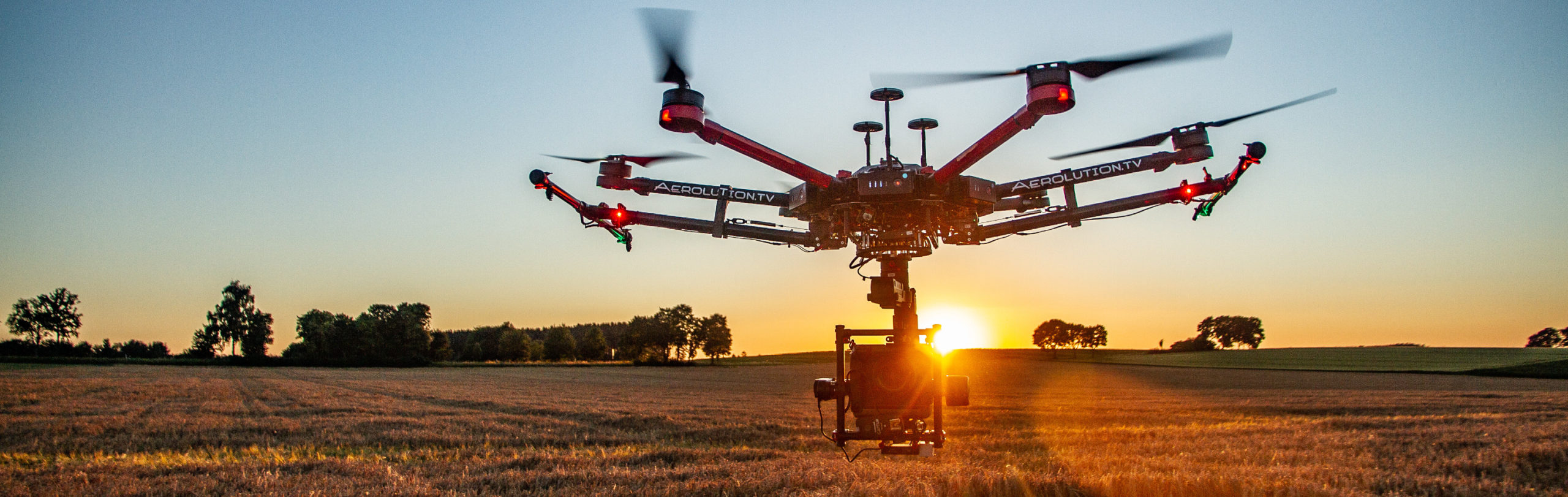 Luftaufnahmen aerolution.tv Drohnenteam aus München fliegt alexa Mini 102 MP Fujifilm GFX 100 Drohnenteam Alexa Mini RED Epic München Towercam Cable cam rigging gripper aerial cinematography USA Spanien Deutschland Österreich pilot in comand lukas Maurer aerolution.tv Luftaufnahmen drohne 2-mann team high end setup LED Drohne
